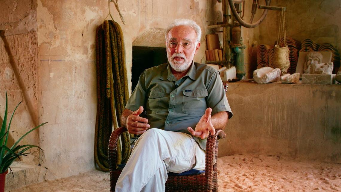 Maestro cantero e incansable defensor en la conservación de saberes y prácticas locales, Miquel Ramis es impulsor de Balears Verd, una propuesta radicalmente ambiciosa: bajar la temperatura de las Baleares que se encuentran en el centro del calentamiento global. ¿Cómo? Plantando un millón de árboles y arbustos, regenerando los suelos y recuperando el ciclo del agua frente al turismo depredador y el colapso climático que empujan velozmente a las islas al precipicio.   Baleares Verde es una propuesta de innovación sostenible y responsable para revertir este proceso en las islas, aunando los avances desde la agricultura regenerativa, la creación de bosques comestibles y la soberanía alimentaria con una obstinada voluntad que, sin perder la sonrisa, nos repite que todavía estamos a tiempo.  Cruzando el puente entre teoría y práctica, Miquel es también fundador de Artifex Balear, una escuela-taller asociativa sin ánimo de lucro, declarada de utilidad pública, que se dedica a la recuperación e innovación de los oficios y artes de la construcción, la agricultura regenerativa y la tecnología apropiada.